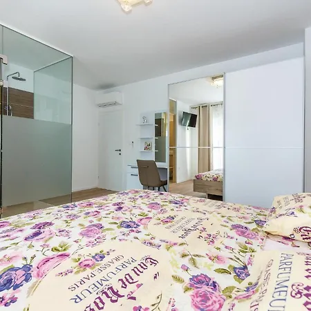 Four-bedroom In Holiday home *