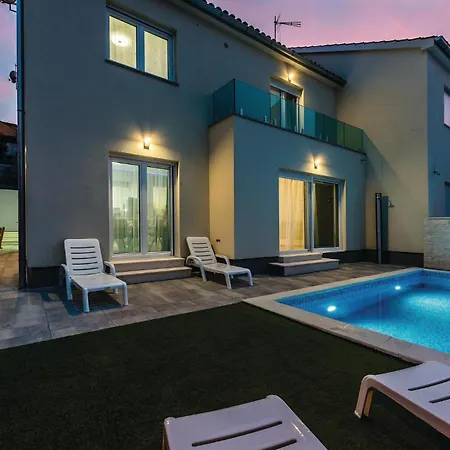 Four-bedroom In Szybenik