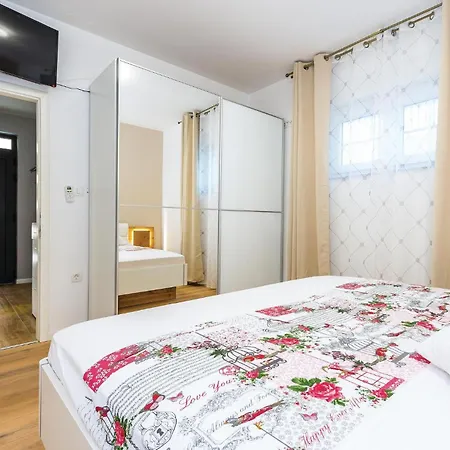 Holiday home Beautiful In With Kitchen Sibenik