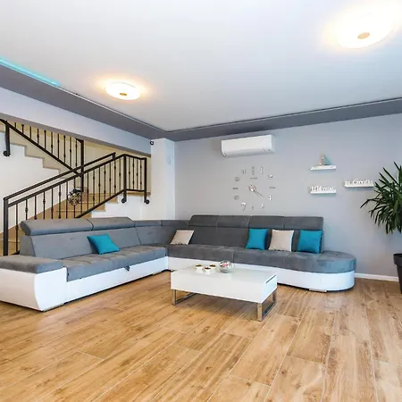 Four-bedroom In Casa vacanze Šibenik