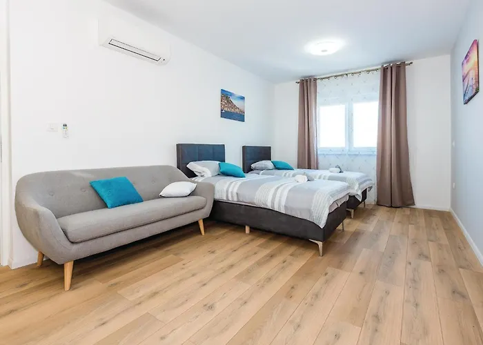 Vikendica Four-bedroom In *