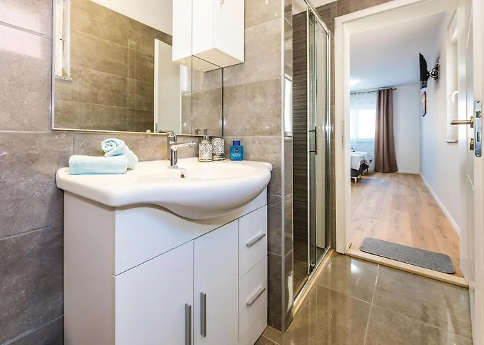 Vikendica Four-bedroom In *