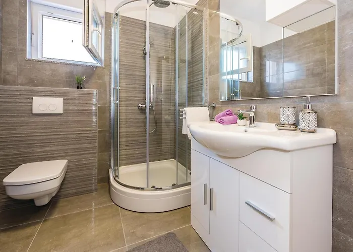 Four-bedroom In Vikendica *