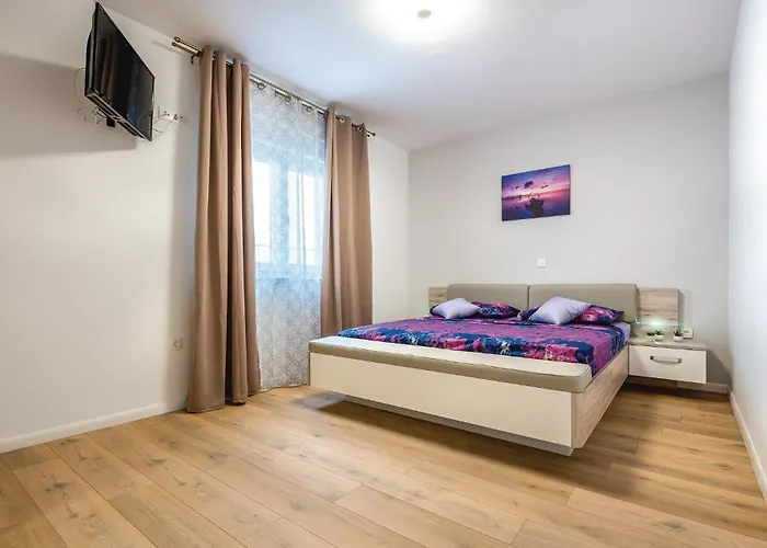 Vikendica Four-bedroom In