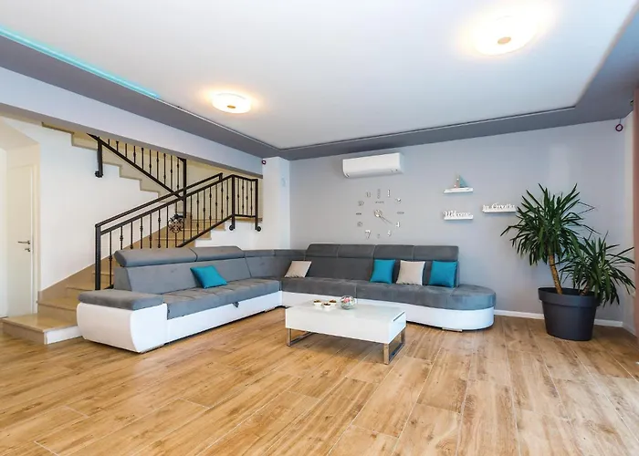 Four-bedroom In Vikendica Sibenik